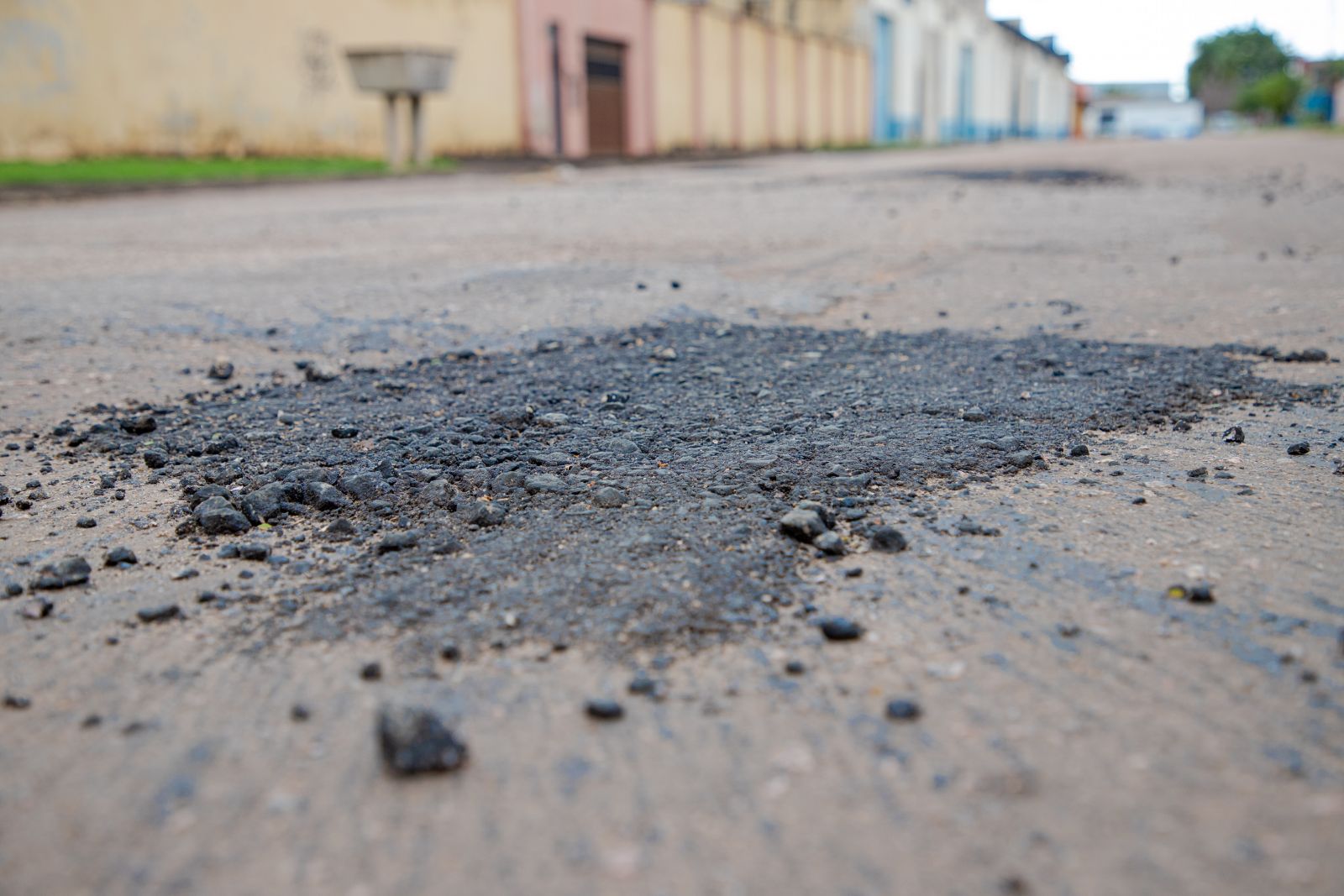 Diversas ruas receberam a operação tapa-buracos na quarta-feira